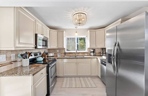 Clear Lake Shores Cottage | Charming Cottage Close to Kemah Boardwalk