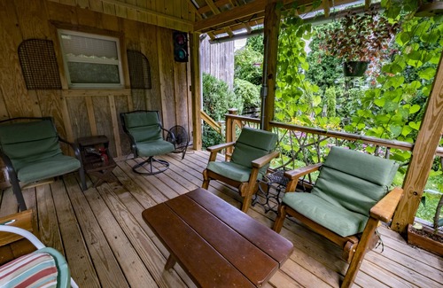 Midway House | Charming Cottage Conveniently Located In The Heart Of Horse And Bourbon Country