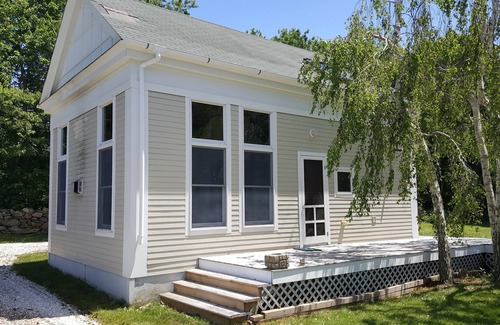 South Dartmouth House | Charming Cottage Getaway in Beachfront Community