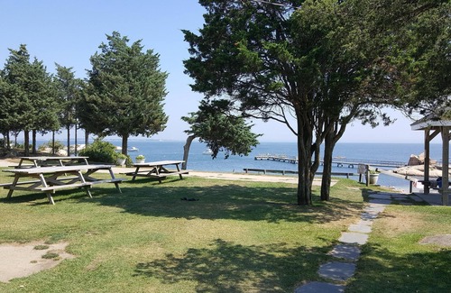 South Dartmouth House | Charming Cottage Getaway in Beachfront Community