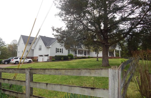 Lebanon Cottage | Charming cottage in a private guest house in Lebanon and minutes to Nashville TN