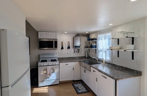 Northeast Neighbors Cottage | Charming Cottage in Central Salem