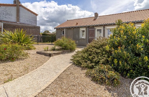 Saint-Germain-sur-Moine Cottage | Charming Cottage in Sèvremoine: Close to Shops, Attractions & Hellfest, Sleeps 5-6, Special Offer!