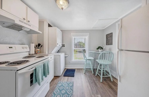 Roanoke Cottage | Charming cottage in Roanoke with AC, WiFi