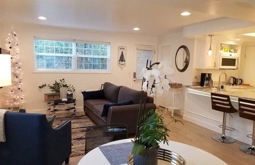 Marylhurst Cottage | Charming cottage in West Linn - A/C, Free Parking Washer/Dryer, Workspace, Wifi!