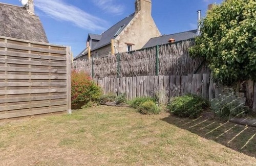 Clis Cottage | Charming Cottage Near Salt Marshes & Guérande Walls with Enclosed Garden and Terrace