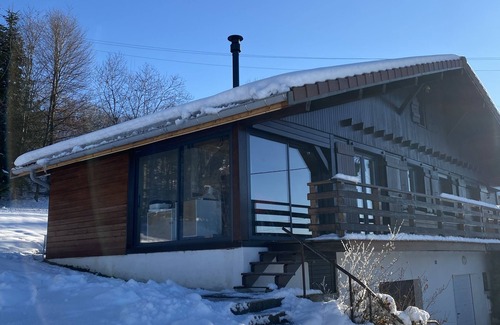 Montperreux Ski Chalet | Charming cottage on the shores of Lake Saint Point