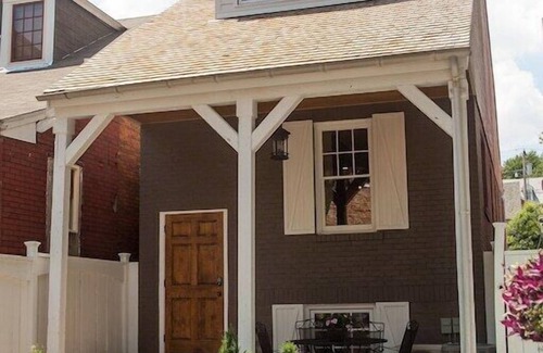 St. Charles House | Charming Cottage on Main St. in Historic St. Charles! Jetted Tub, 2 Fireplaces!