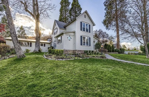 Central Point Cottage | 🌻 Charming Cottage On Peaceful 5 Acres in the Mountains