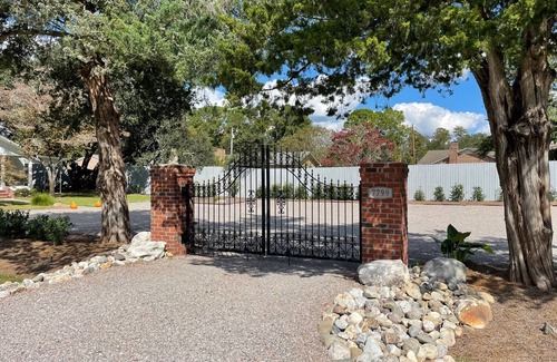 Bayshore Cottage | Charming Cottage! Open space with coastal theme. Centrally located.