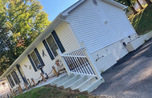Calvert Beach-Long Beach Cottage | Charming Cottage by the Chesapeake Bay - 1 block walk from private Calvert beach