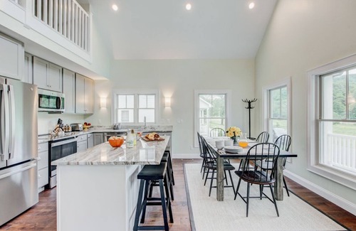 Warm Springs House | Charming cottage with Mountain views and access to the Old Dairy Complex
