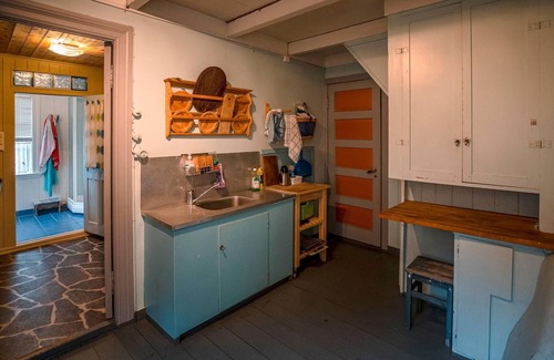 Kvinesdal House | Charming cottage with lake view.