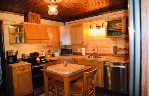Victor House | Charming cottage with pond in Heart of New River Gorge