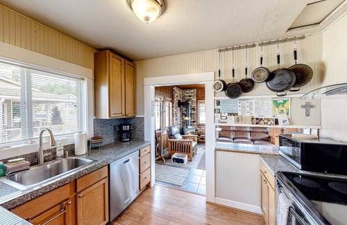Manzanita Cottage | Charming cottage with WiFi & AC - 1/4 mile from the beach (MCA #1213)