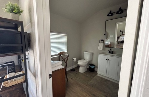 Peters Cottage | Charming cottage with WiFi and AC on a Ranch setting in Oakdale