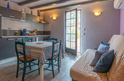 Les Brugassieres Apartment | Charming country house in the heart of the vineyards with outdoor Jacuzzi
