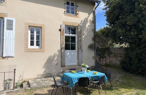 Montvicq Cottage | Charming Country Home with Modern Amenities, Spacious Garden, and Wi-Fi in Tranquil Setting