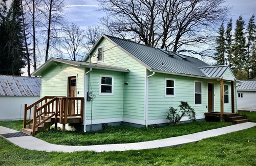 Fall City House | Charming Country House in Fall City, Hikers and Bikers Paradise. Pet friendly!