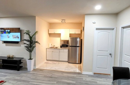 Glenarden House | Charming & cozi Basement in a Family-Friendly Lanham Neighborhood, MD.nn