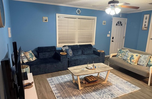 Spring Hill House | Charming & Cozy 2-bedroom house in lovely Spring Hill with AC, fitness room