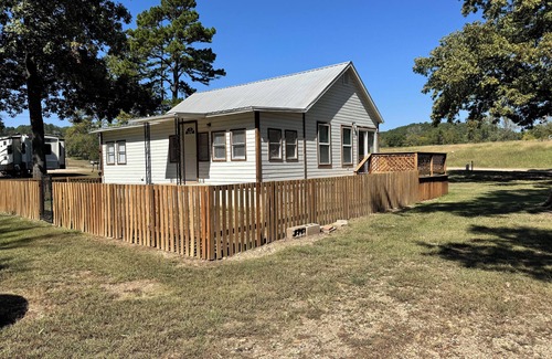 Tahlequah House | Charming Cozy 2-bedroom Riverside Home in fabulous Tahlequah with AC, WiFi