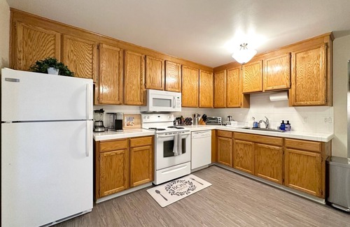 Castro Valley Apartment | Charming Cozy 2B（1K1Q）1b W/Pool/Private Backyard WFH
