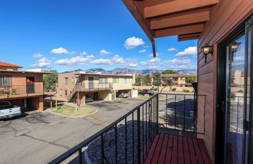 Tucson Condo | Charming Cozy 5 minutes from shopping/restaurants! 40 minutes Mountains/Hiking!