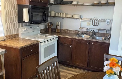 Canton Cottage | Charming, cozy cottage in amazing Canton with WiFi, AC