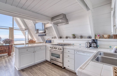 Roads End House | Charming, Cozy Ocean Front Home in Roads End. Great Views and Beach Access