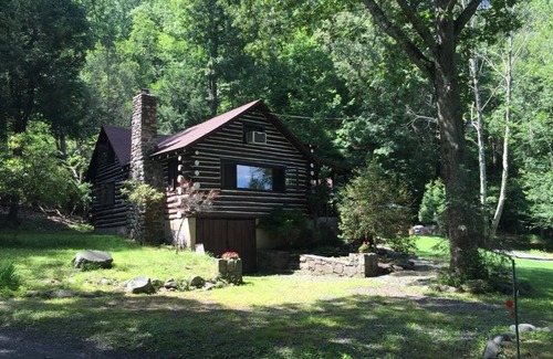 East Stroudsburg Cabin | Charming Creekside family cabin, 15 minutes to falls, golf, waterfalls & more.