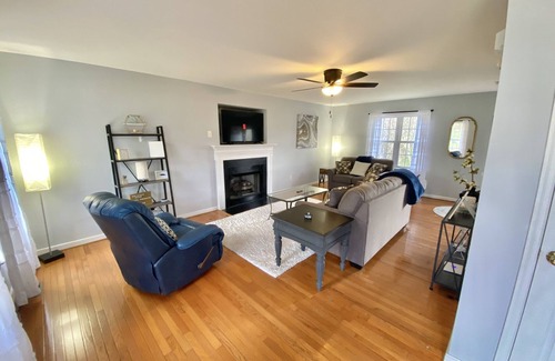 Ampthill House | Charming Cul-de-sac Retreat | Double Master + Garage + Home Office