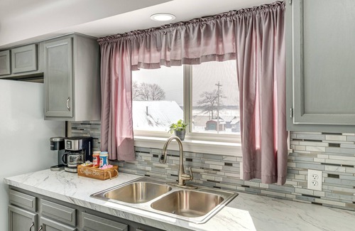 Curtis House | Charming Curtis House: Large Deck w/Lake View!