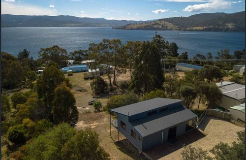 Dennes Point House | Charming Dennes Point house close to the beach