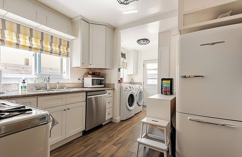 South Wrigley House | Charming Designer Cozy Spanish house in Long Beach