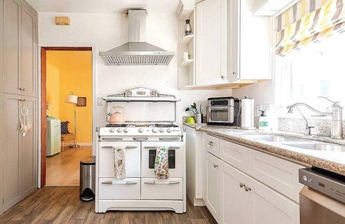 South Wrigley House | Charming Designer Cozy Spanish house in Long Beach