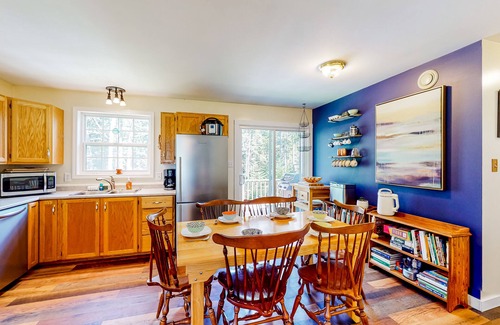 South Thomaston House | Charming dog-friendly cottage near beach with firepit, patio, & W/D