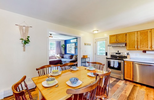 South Thomaston House | Charming dog-friendly cottage near beach with firepit, patio, & W/D