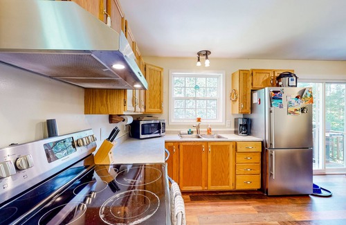 South Thomaston House | Charming dog-friendly cottage near beach with firepit, patio, & W/D