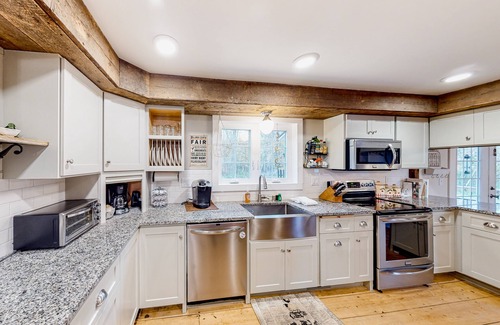 East Wallingford House | Charming dog-friendly home with private deck, firepit, washer/dryer, & cable