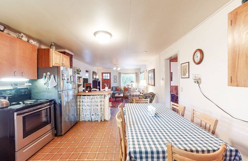 Neskowin Cabin | Charming, dog-friendly cabin with WiFi - steps from beach & two blocks from golf