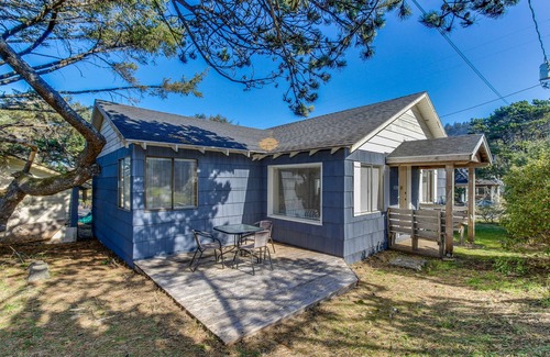 Neskowin Cabin | Charming, dog-friendly cabin with WiFi - steps from beach & two blocks from golf