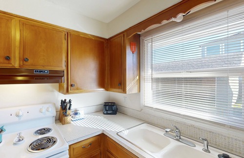 Newport Condo | Charming Dog-Friendly Condo with Ocean View - Close to Beach & Nye Shops