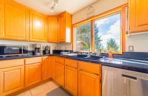 Fortuna House | Charming dog-friendly home with fireplace, pool table & access to fitness room