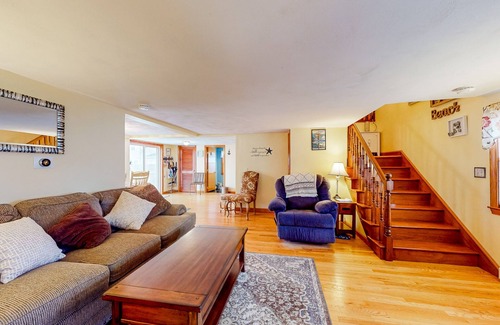 Wareham Center House | Charming dog-friendly retreat w/ W/D, & firepit - walk to beach