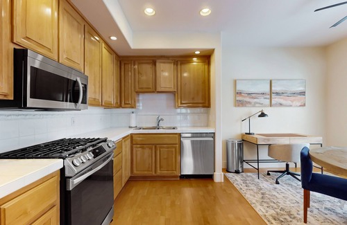 Broken Top House | Charming dog-friendly retreat near skiing/golf with views & fireplace