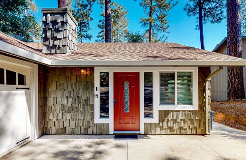 Groveland House | Charming, dog-friendly retreat with a fireplace, modern kitchen, & washer/dryer