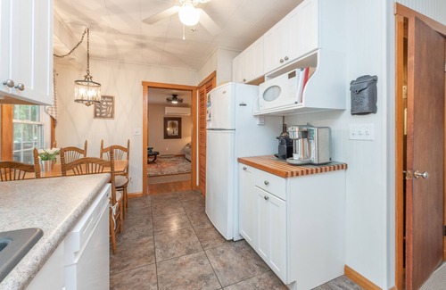 Thayerville House | Charming Dog Friendly Cottage w/Dock & Fire Pit