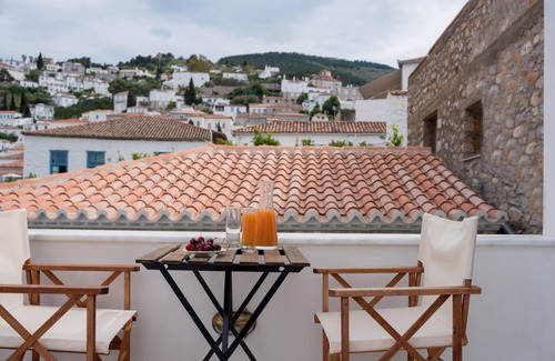 Hydra Apartment | Charming Double Room with Balcony overlooking Hydra Town