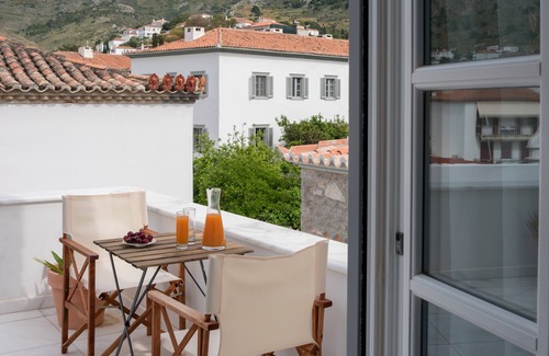 Hydra Apartment | Charming Double Room with Balcony overlooking Hydra Town